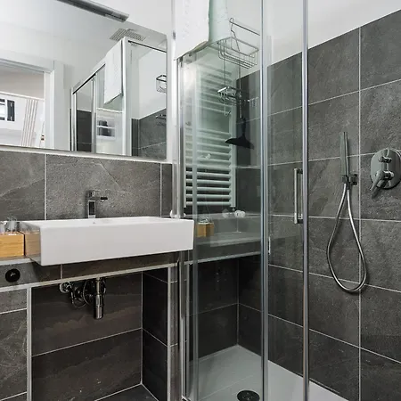New - Loft 4 Pax - 50m From Metro - Private Entry بيت للعطل ميلان